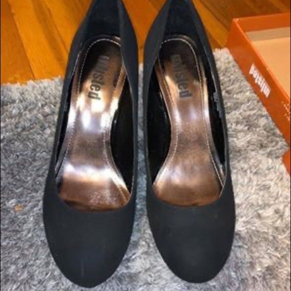 Black Pumps size 7 1/2